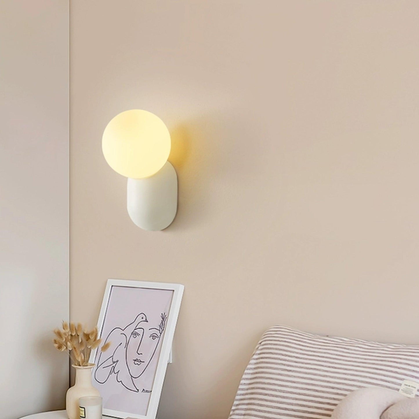 Aurélie Cantilever Wall Light Resin and Glass Decorative Lighting