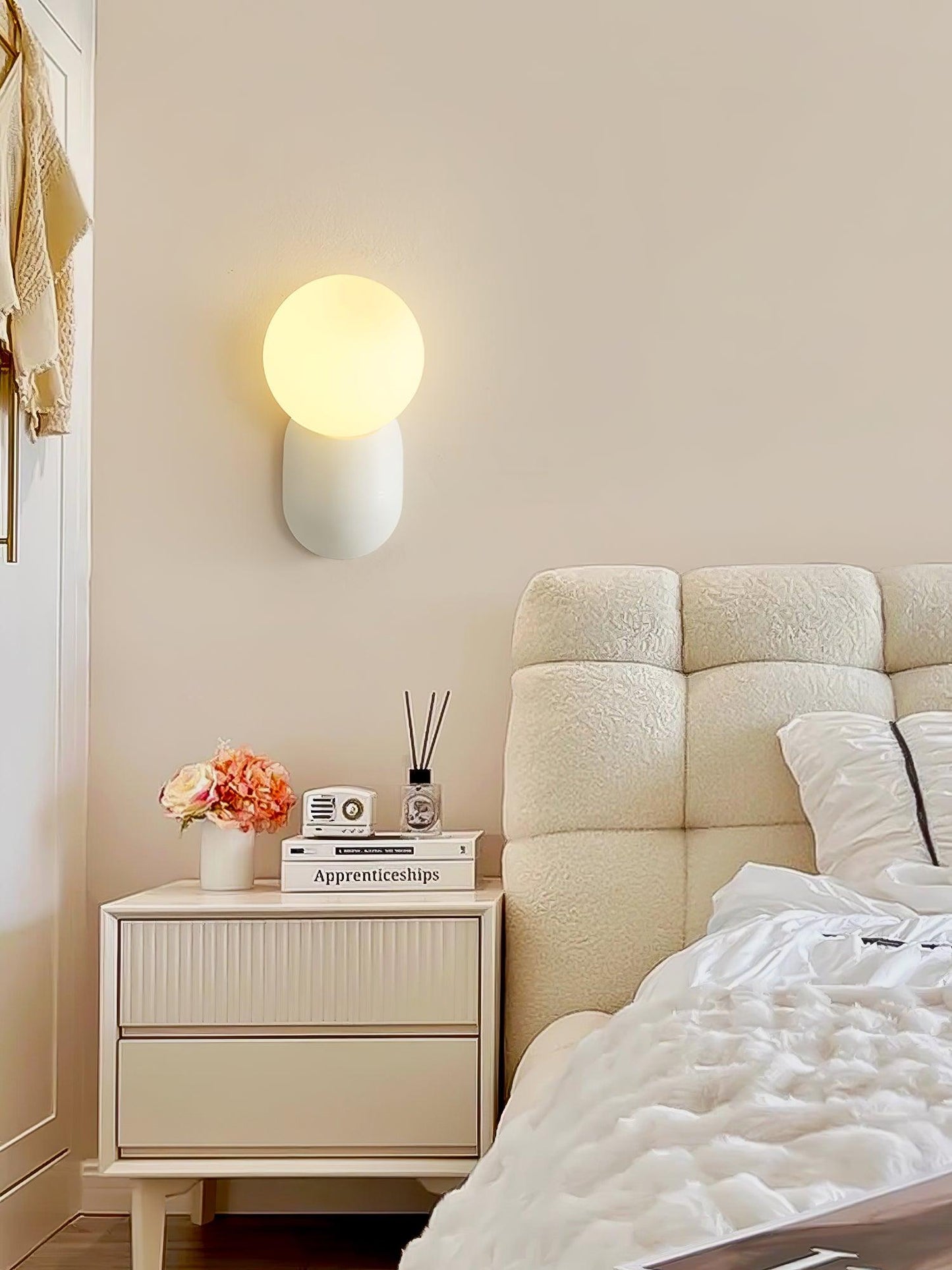 Aurélie Cantilever Wall Light Resin and Glass Decorative Lighting