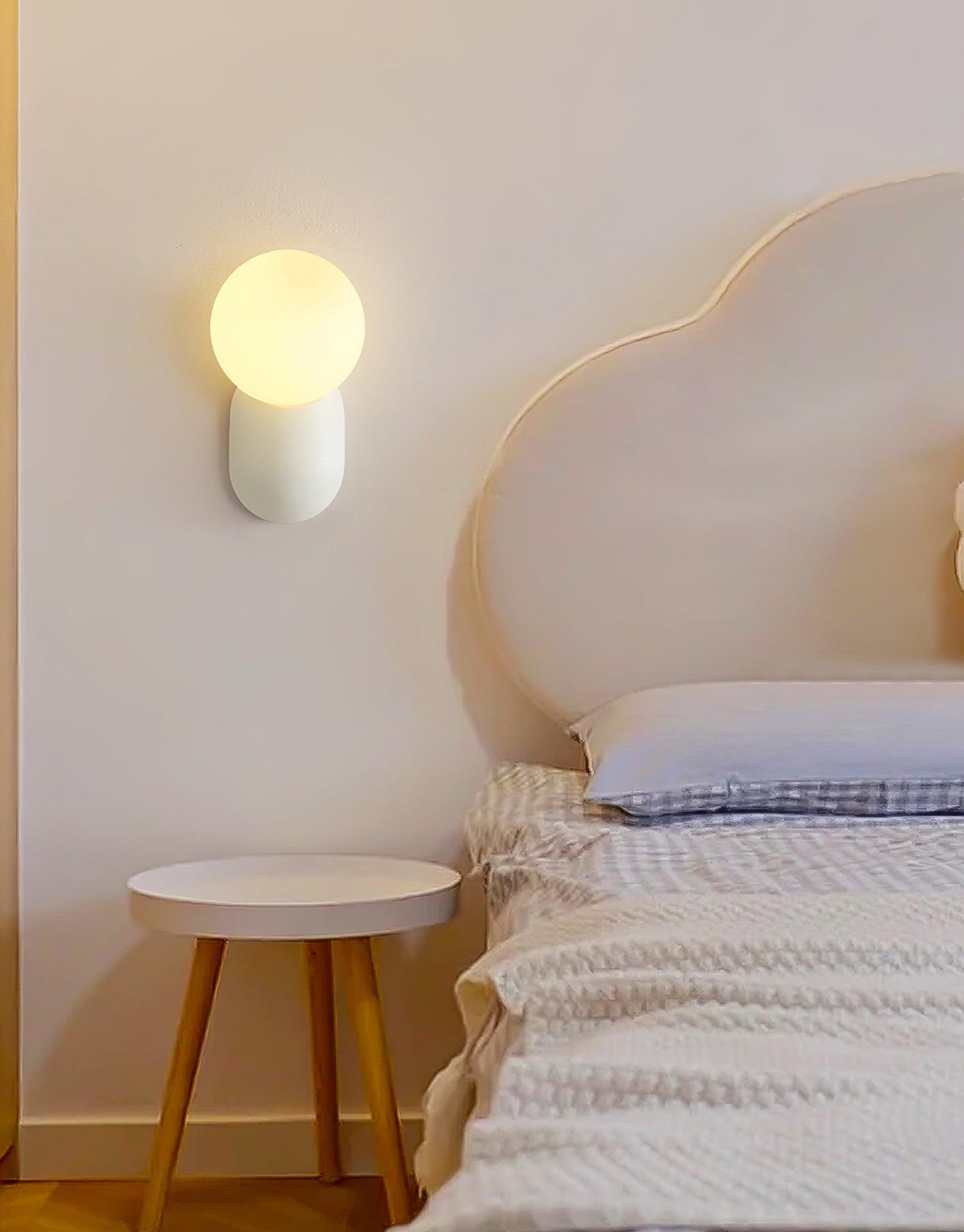 Aurélie Cantilever Wall Light Resin and Glass Decorative Lighting