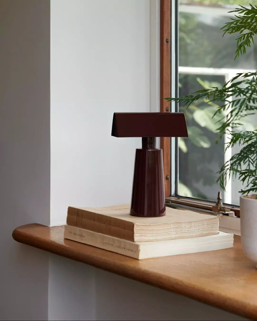 Camélia Modern Caret LED Table Lamp with Geometric Design