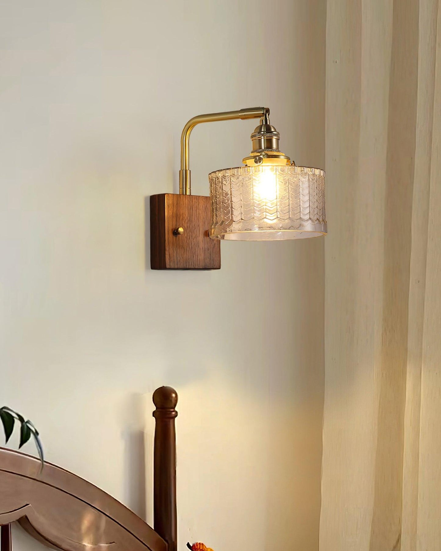Eléonore Cavella Wall Lamp with Green Fish-Scale Glass Shade