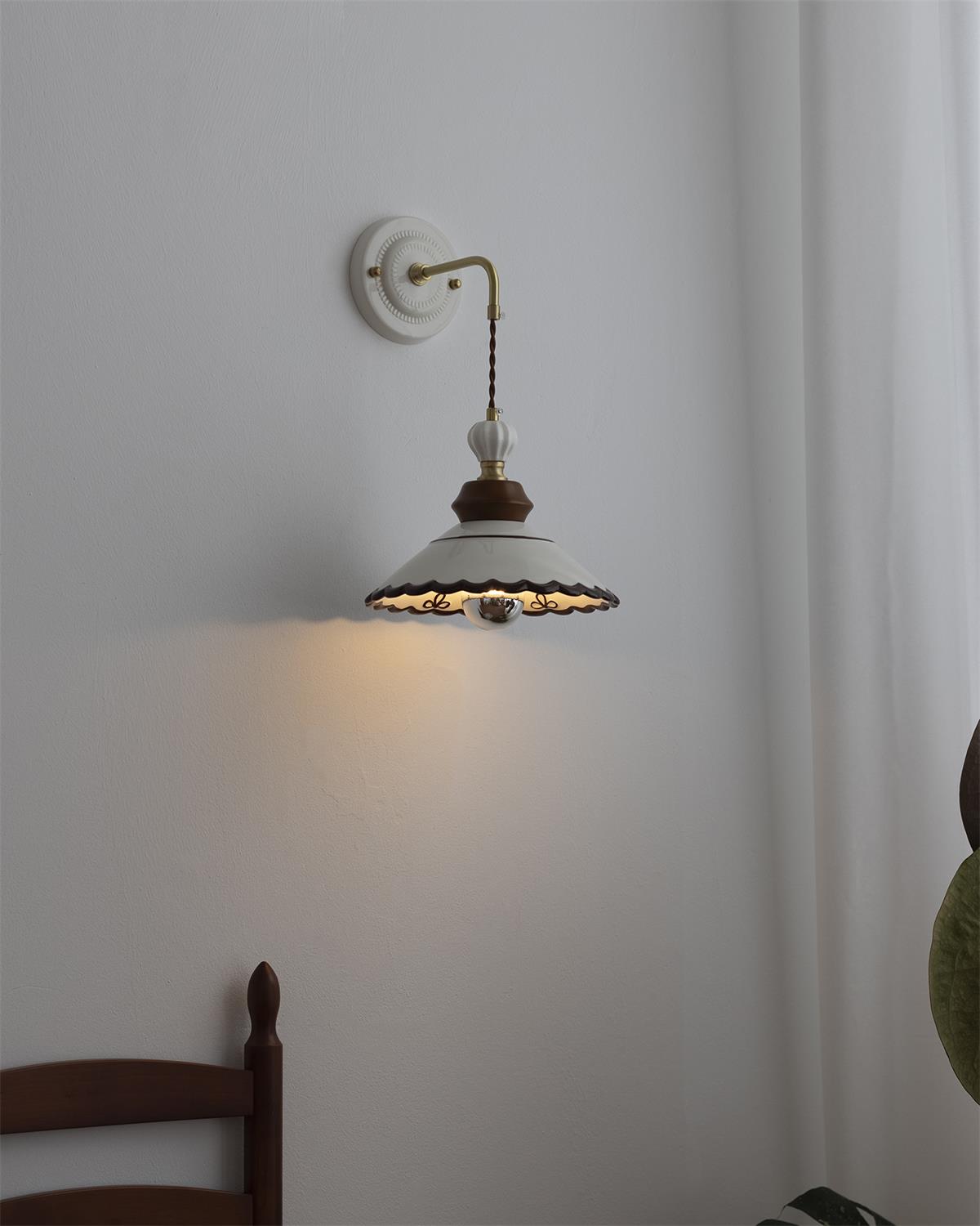 Élise Vintage Ceramic Wall Lamp with Scalloped Shade