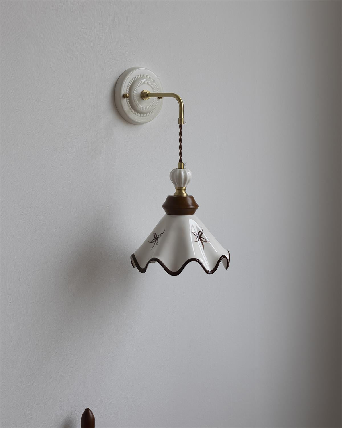 Élise Vintage Ceramic Wall Lamp with Scalloped Shade