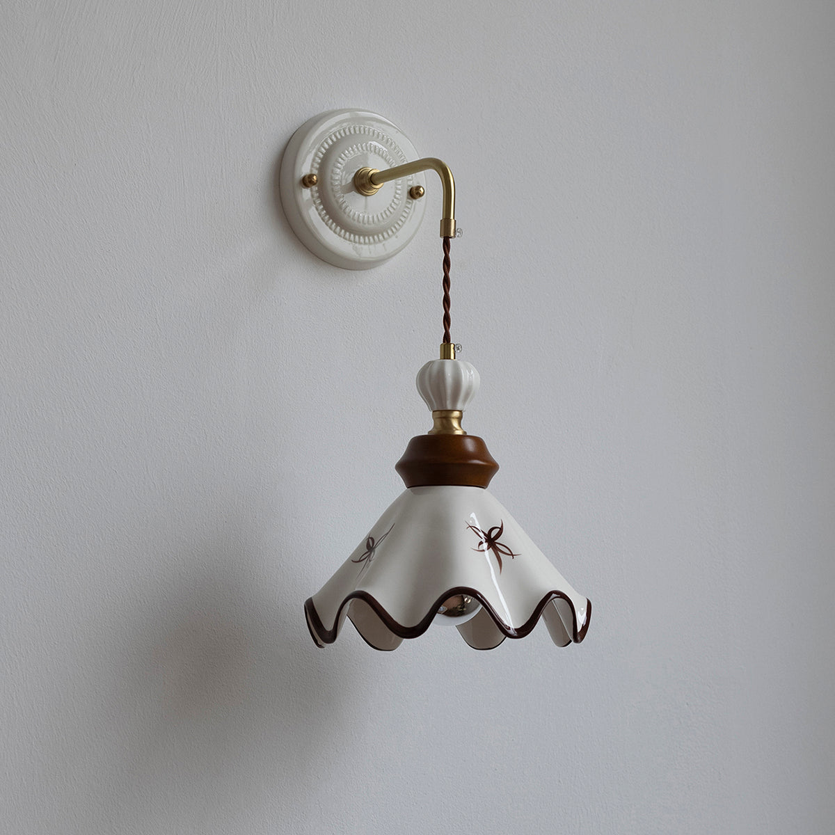 Élise Vintage Ceramic Wall Lamp with Scalloped Shade