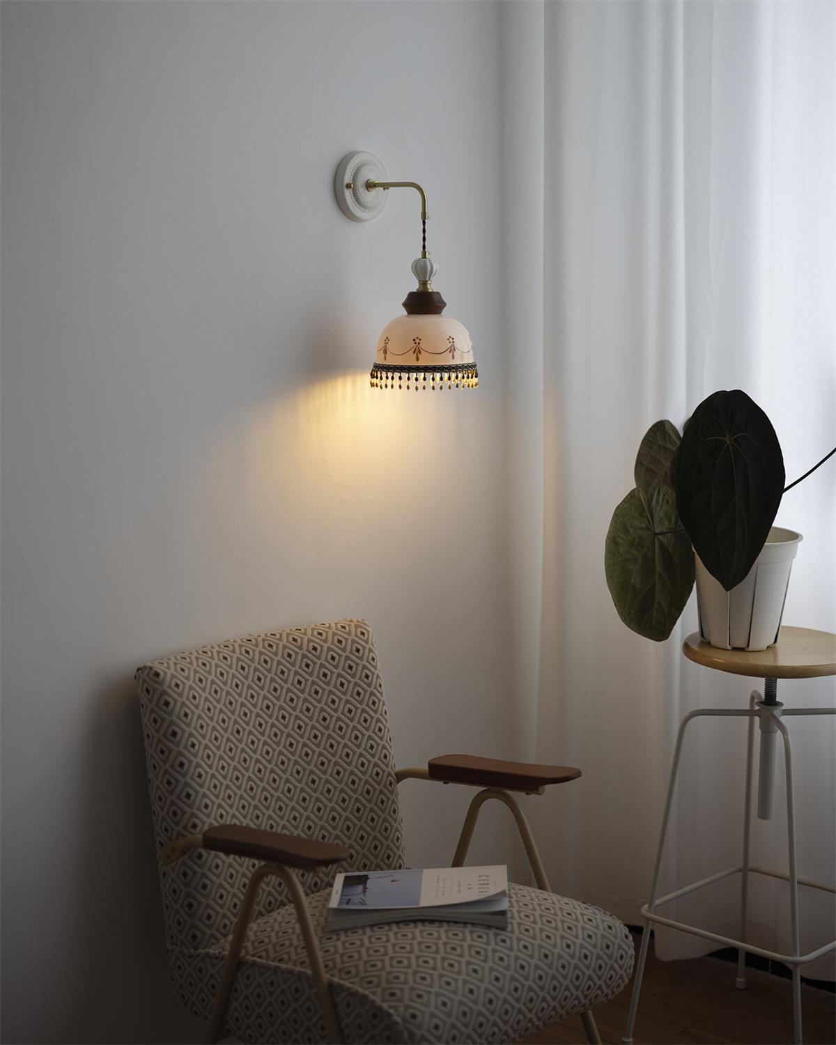 Élise Vintage Ceramic Wall Lamp with Scalloped Shade