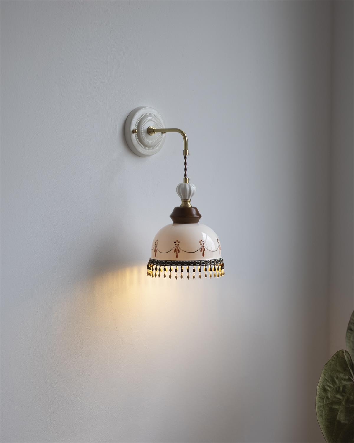 Élise Vintage Ceramic Wall Lamp with Scalloped Shade