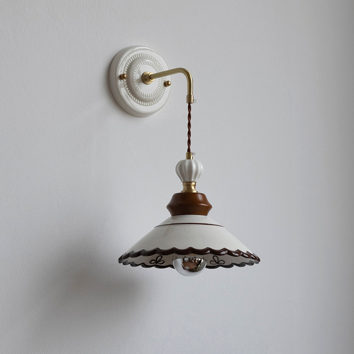 Élise Vintage Ceramic Wall Lamp with Scalloped Shade