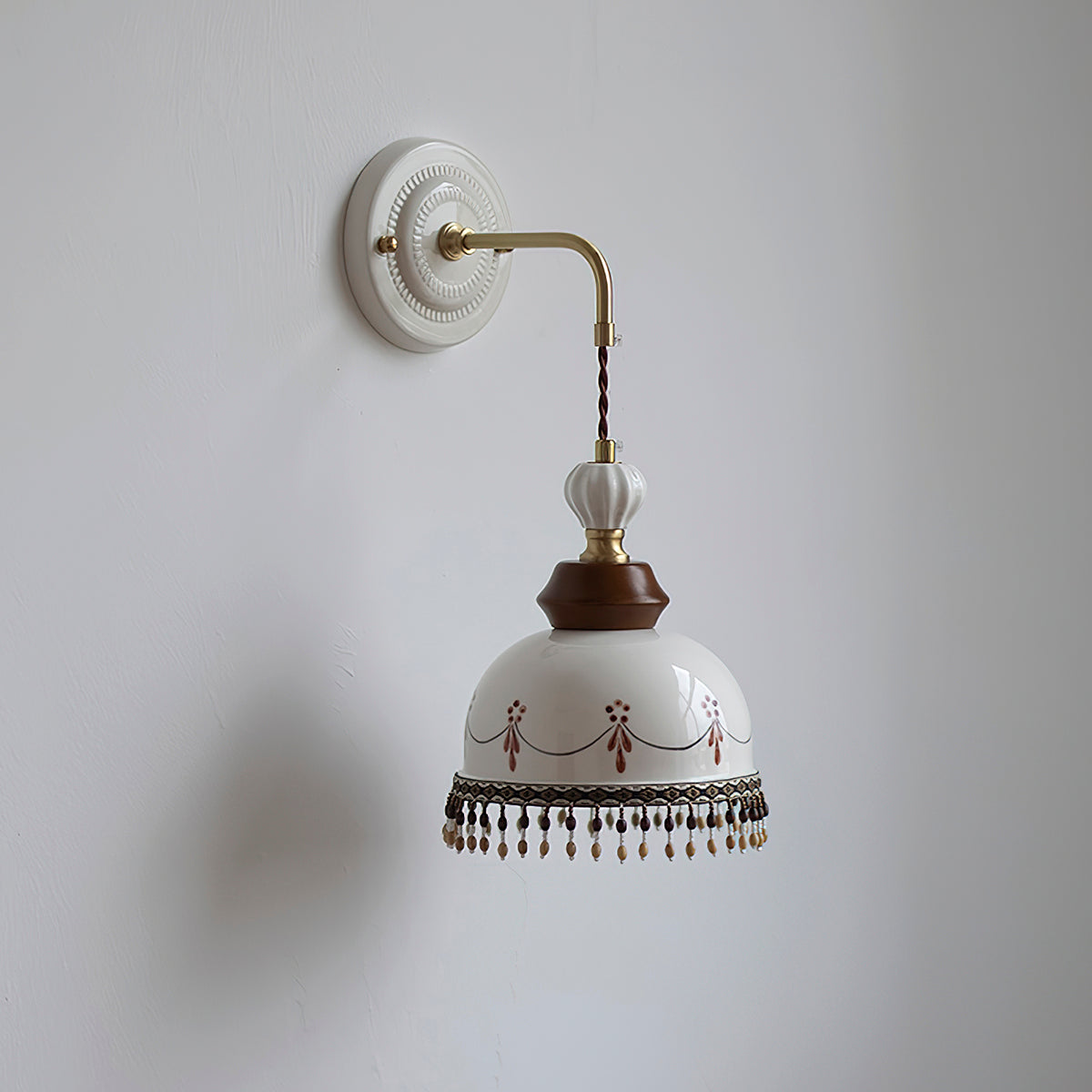 Élise Vintage Ceramic Wall Lamp with Scalloped Shade