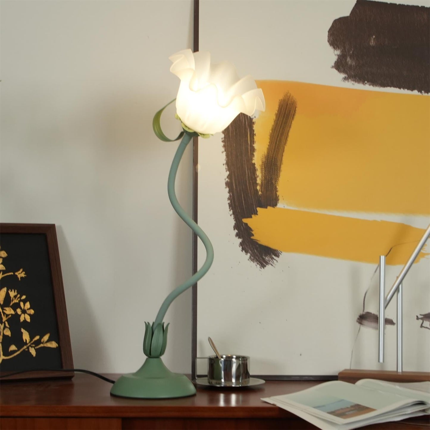 Isabelle Lily Flower Table Lamp with Elegant Floral Design