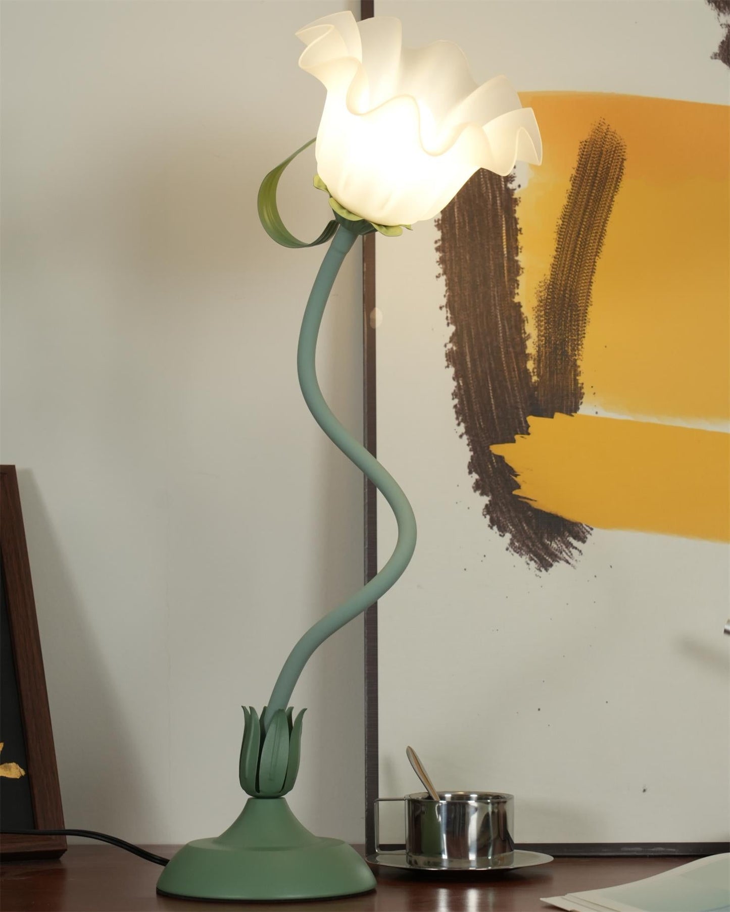 Isabelle Lily Flower Table Lamp with Elegant Floral Design