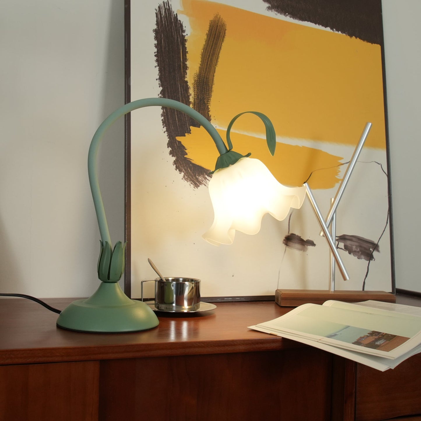 Isabelle Lily Flower Table Lamp with Elegant Floral Design