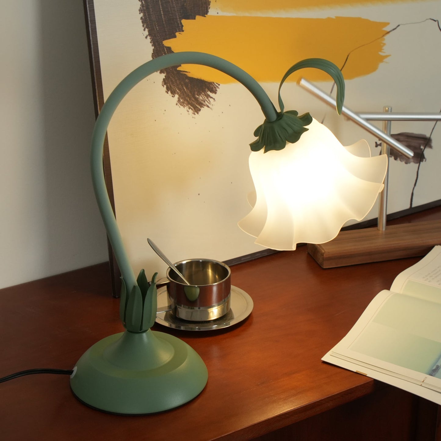 Isabelle Lily Flower Table Lamp with Elegant Floral Design