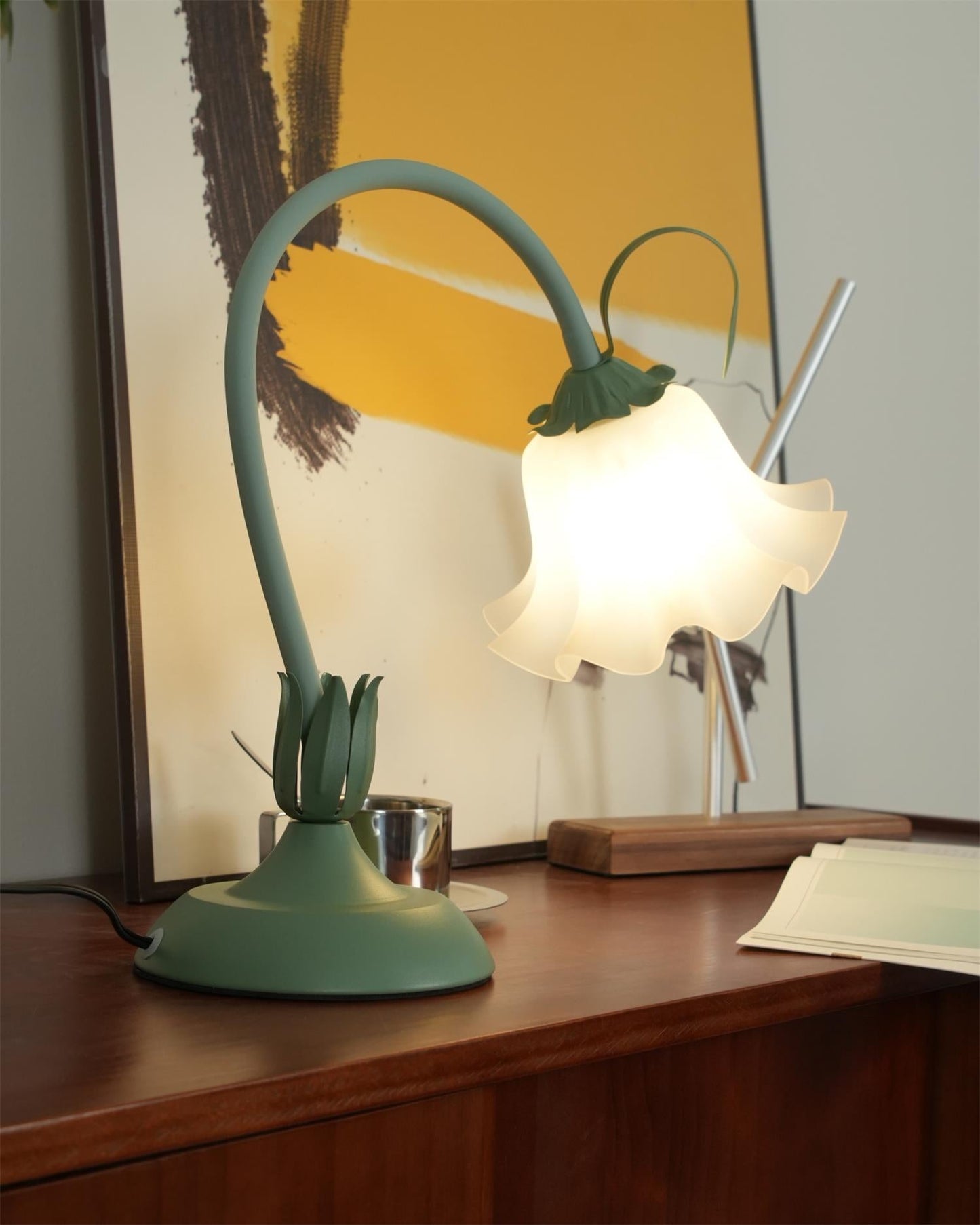Isabelle Lily Flower Table Lamp with Elegant Floral Design