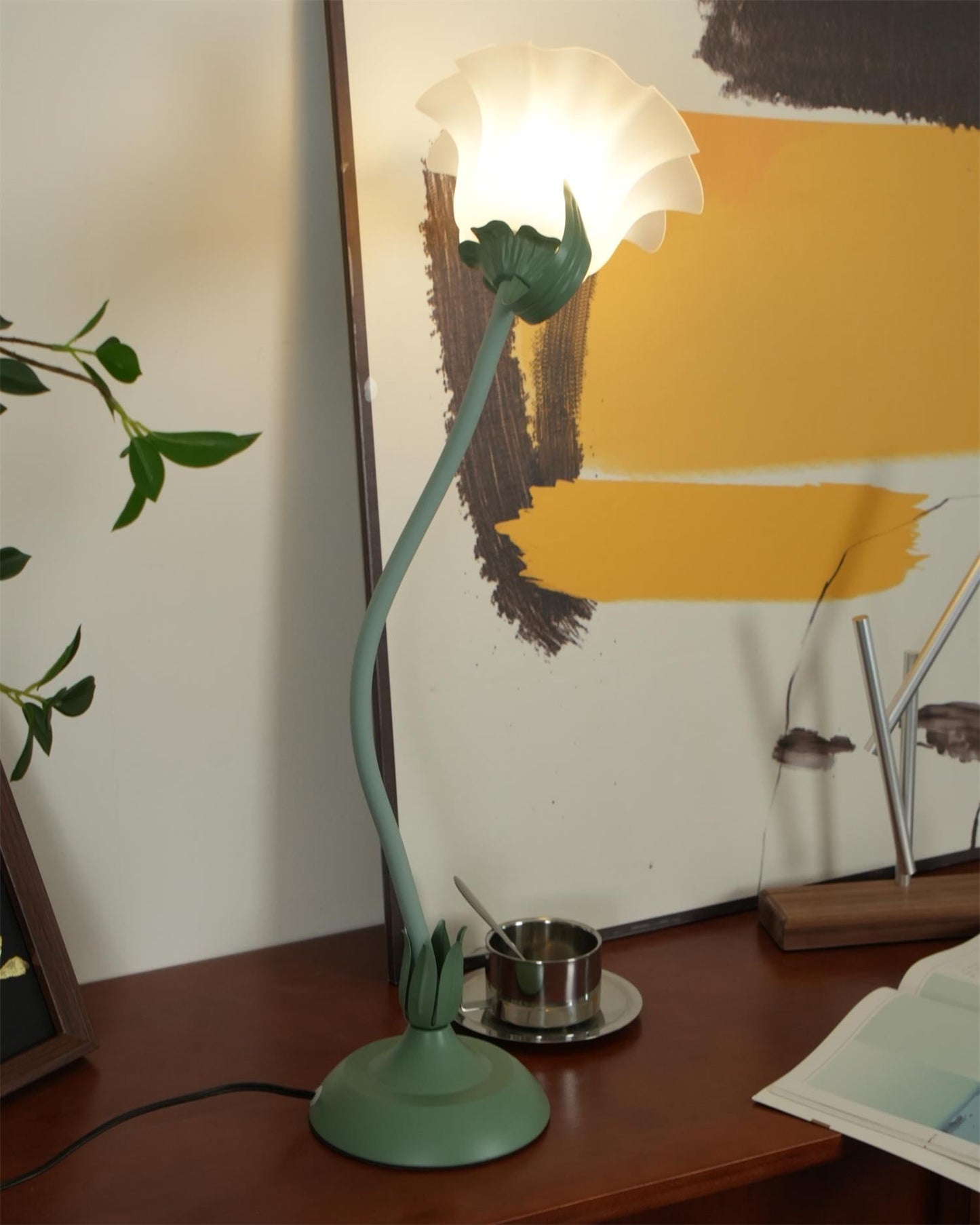 Isabelle Lily Flower Table Lamp with Elegant Floral Design