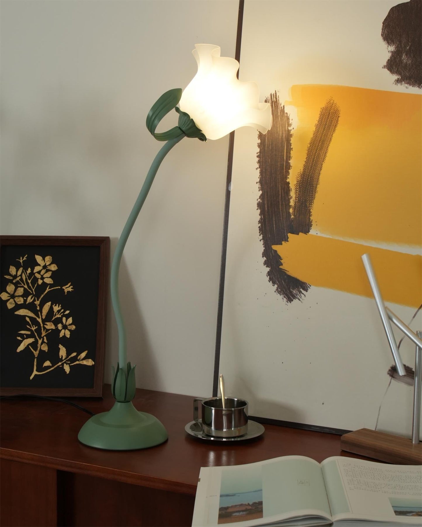 Isabelle Lily Flower Table Lamp with Elegant Floral Design