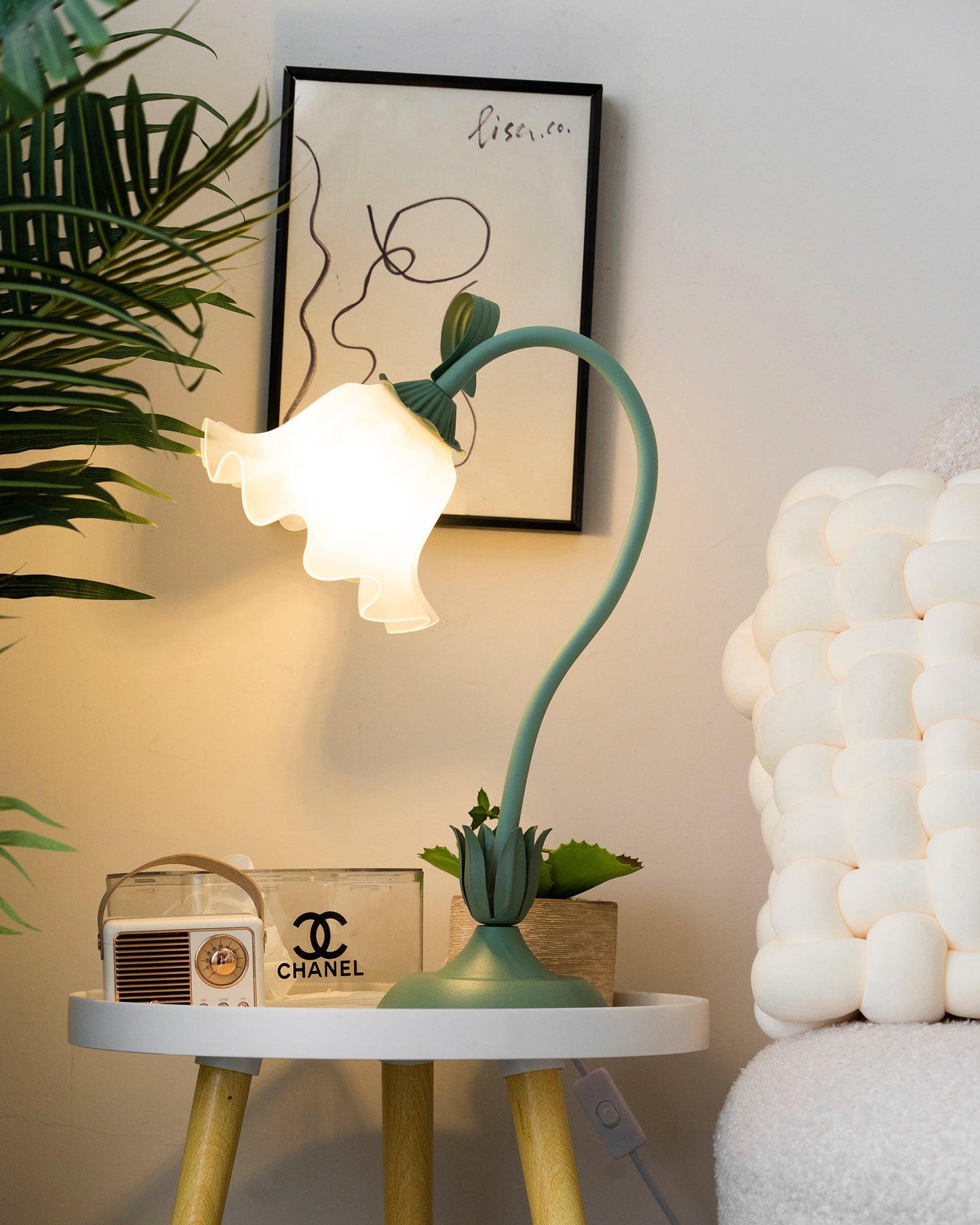 Isabelle Lily Flower Table Lamp with Elegant Floral Design