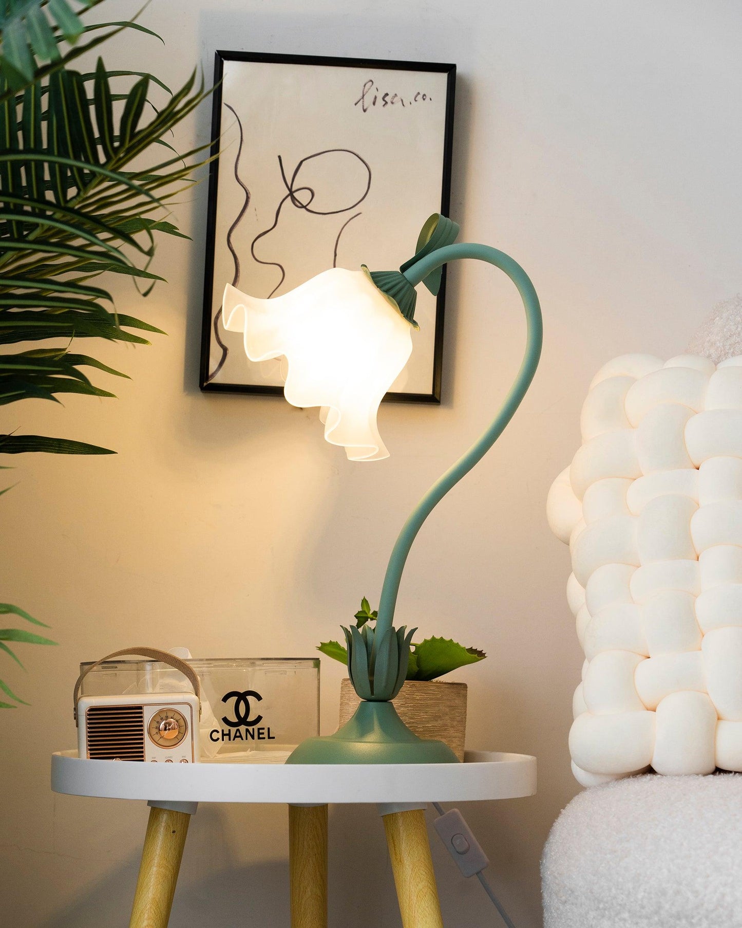 Isabelle Lily Flower Table Lamp with Elegant Floral Design