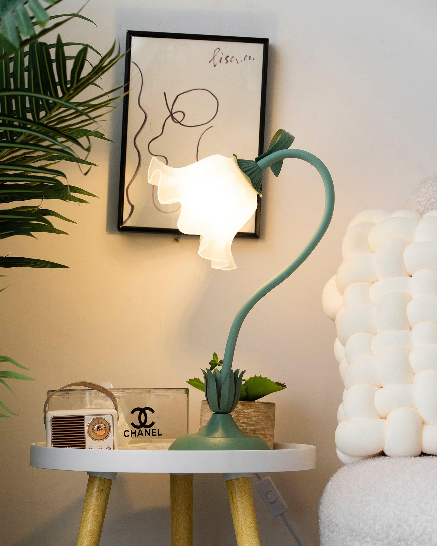 Isabelle Lily Flower Table Lamp with Elegant Floral Design
