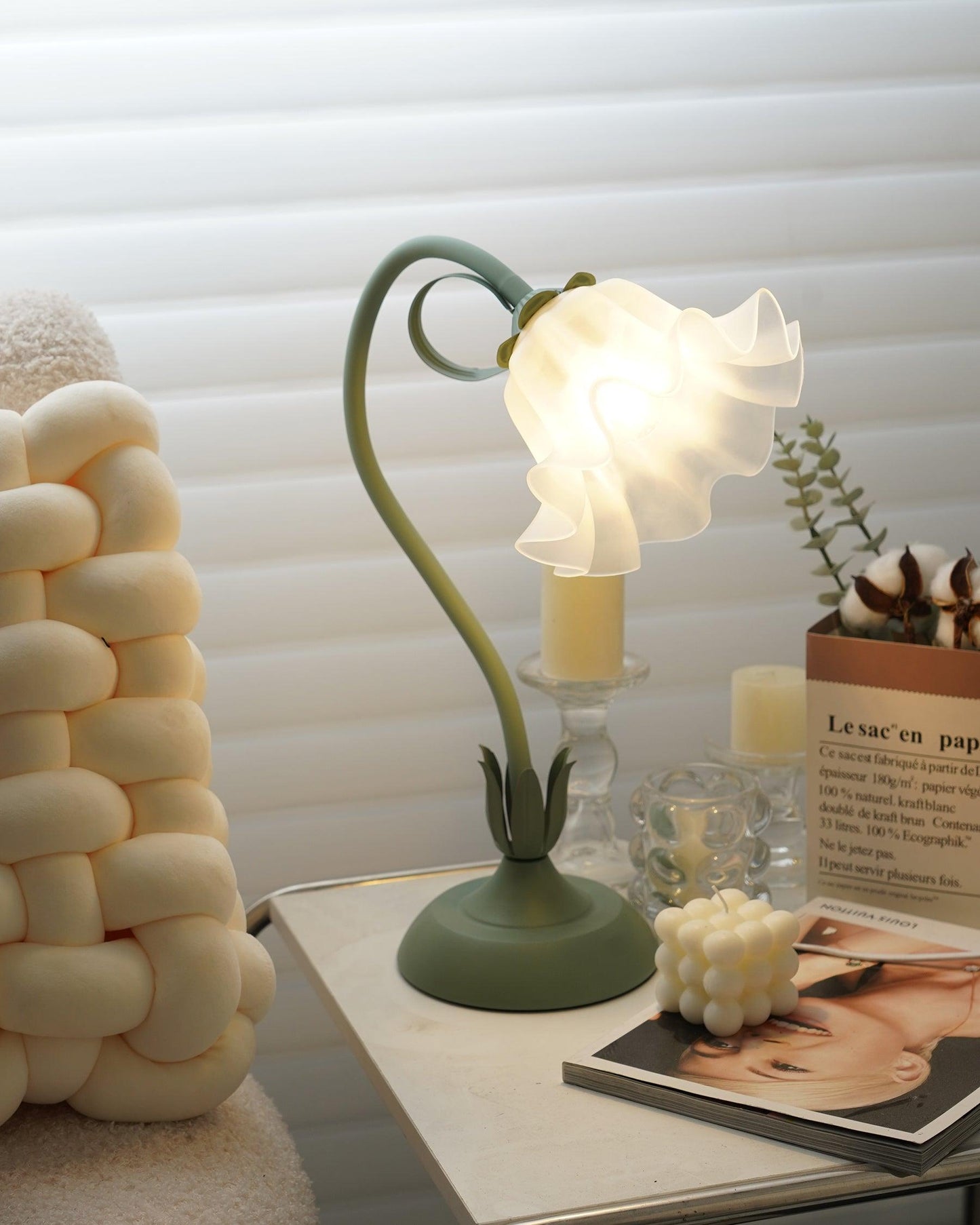 Isabelle Lily Flower Table Lamp with Elegant Floral Design