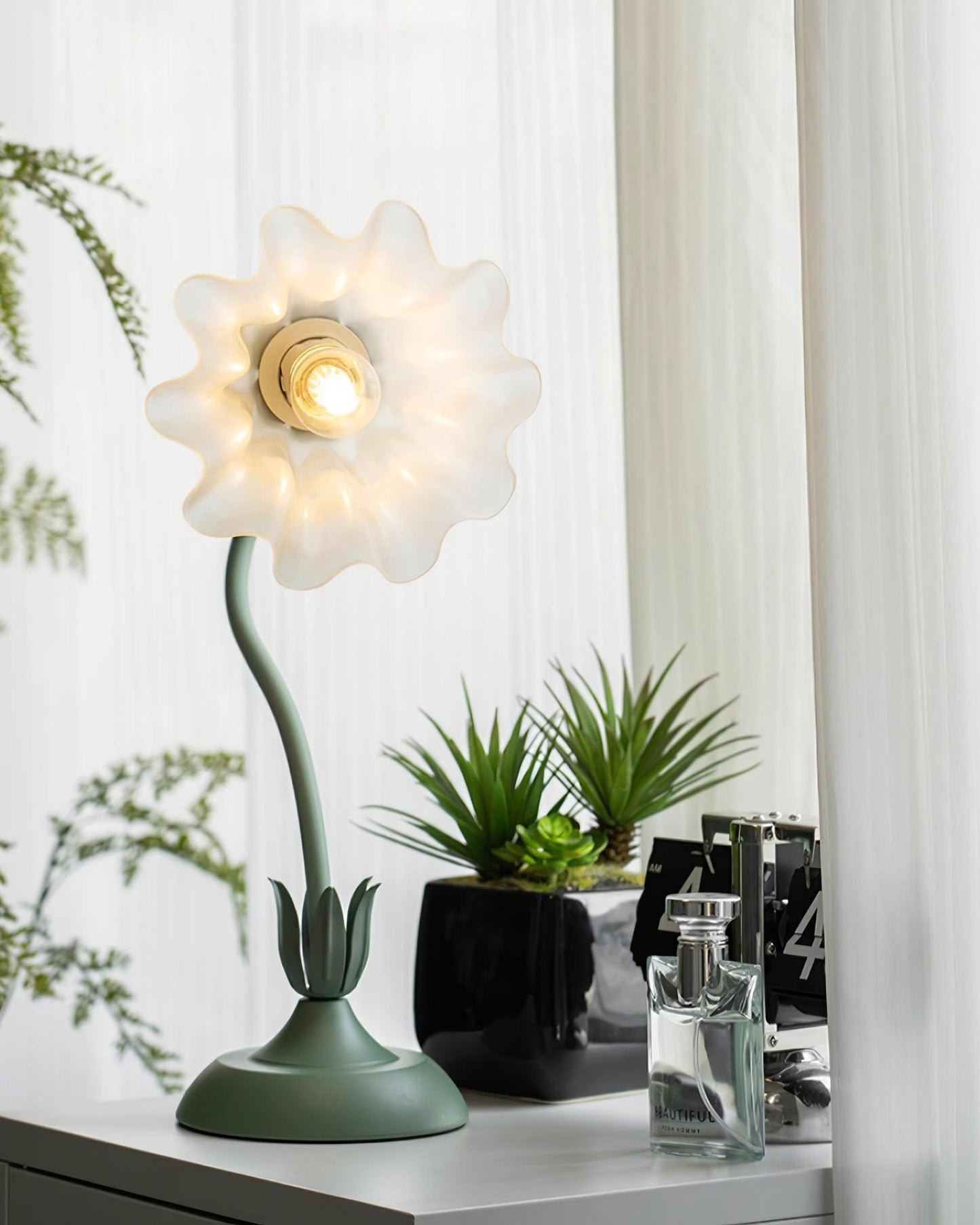 Isabelle Lily Flower Table Lamp with Elegant Floral Design