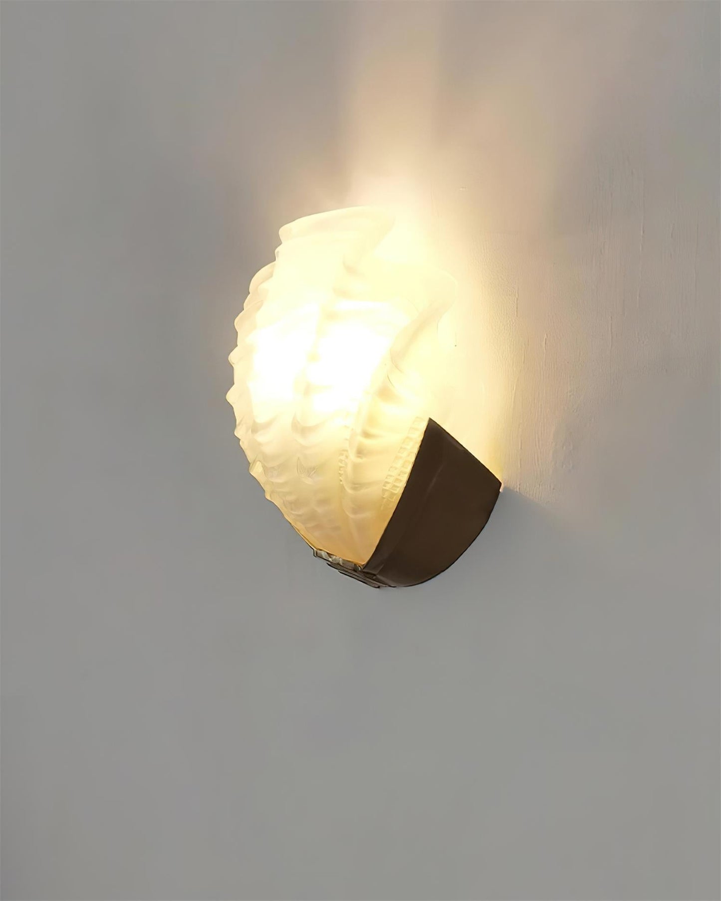 Aurélie Seashell Wall Lamp with Sculpted Glass Design