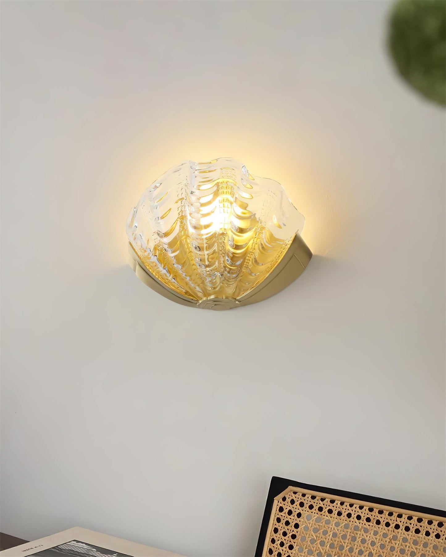 Aurélie Seashell Wall Lamp with Sculpted Glass Design