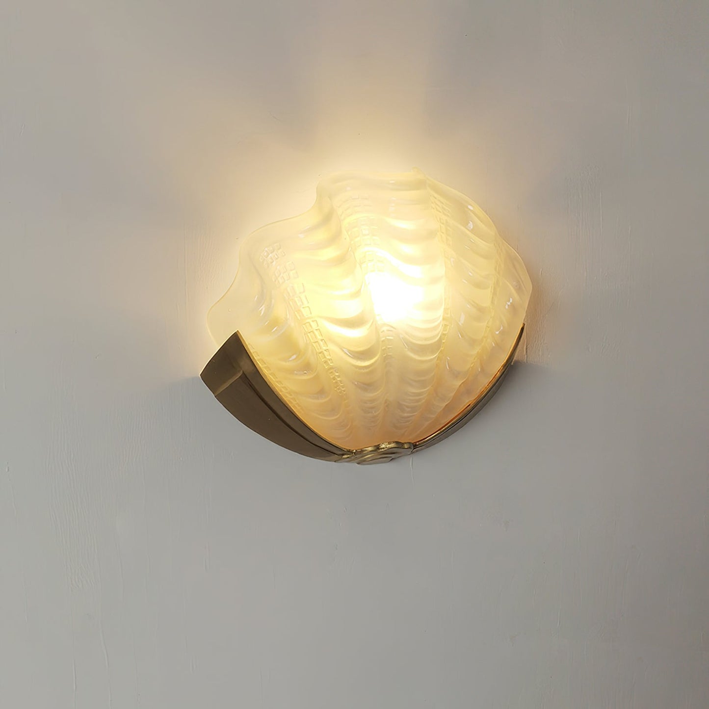 Aurélie Seashell Wall Lamp with Sculpted Glass Design