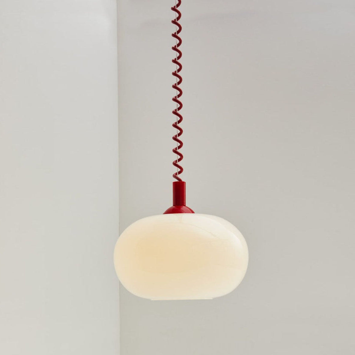 Camille LED-Pendelleuchte mit einziehbarer Feder und weißem Glas, modernes Design