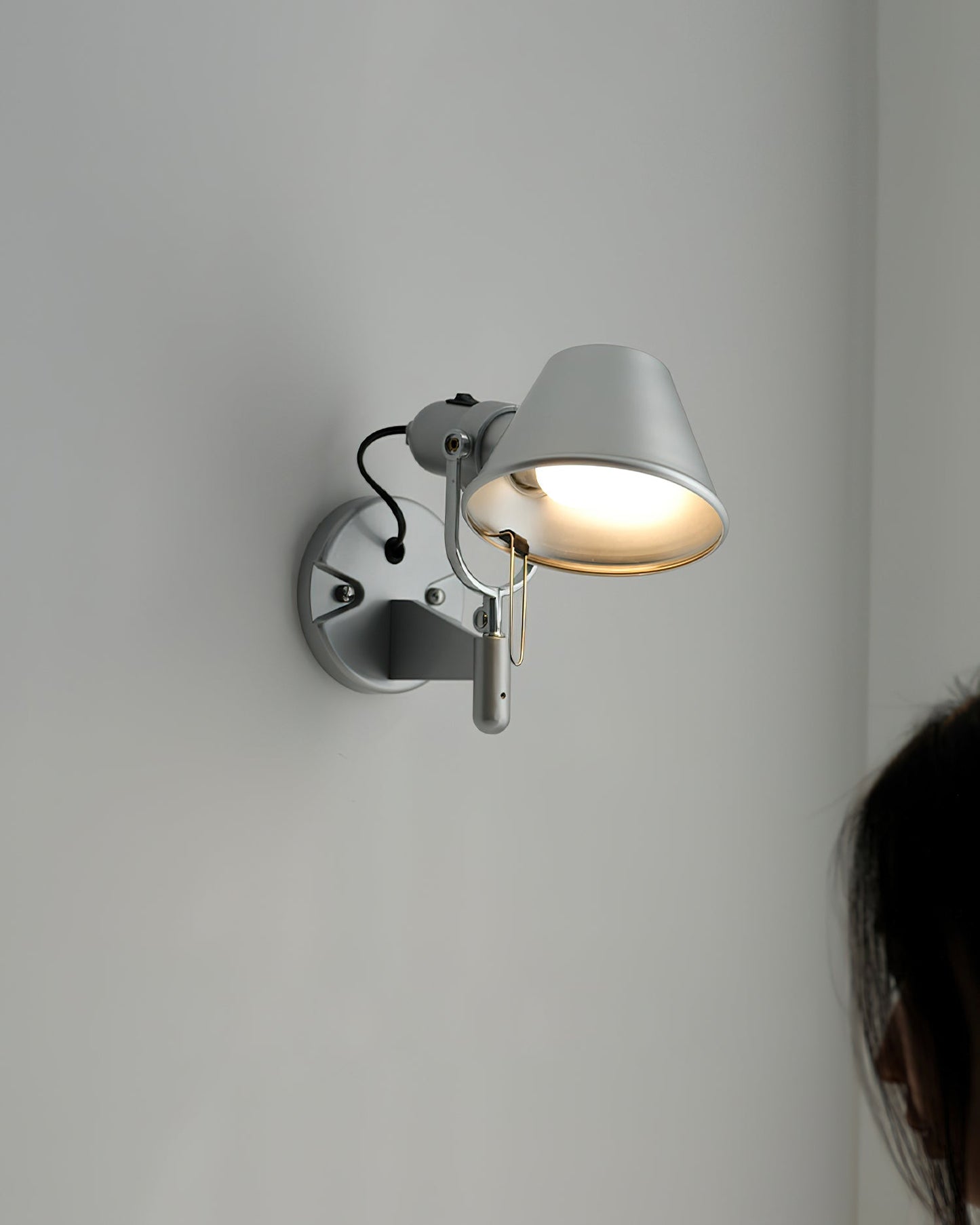 Auriane Adjustable Wall Lamp with Sleek Metal Design