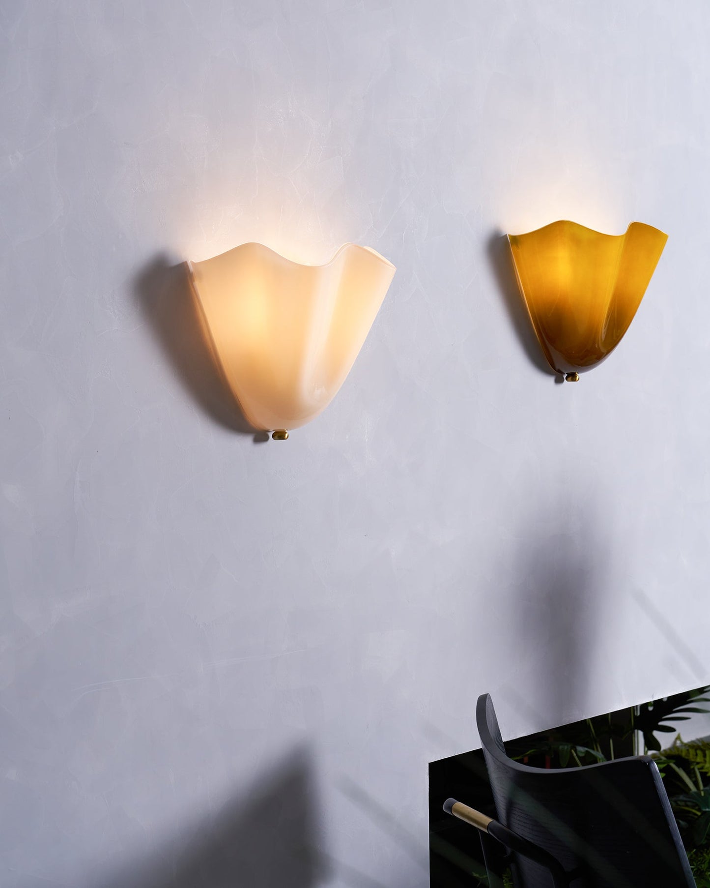 Violette Hand-Blown Glass Wall Lamp with Petal Silhouette